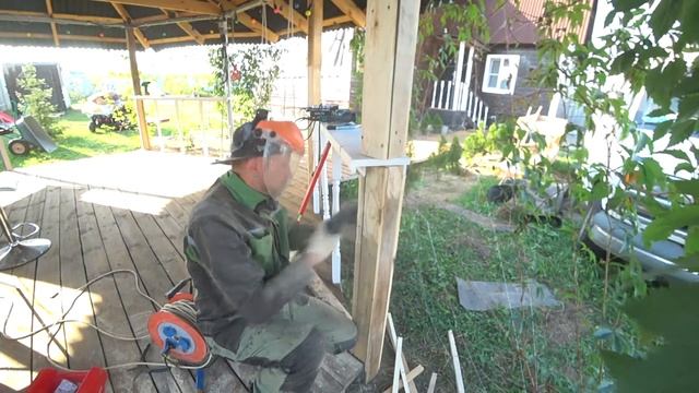 Прячем металлические столбы в дерево.