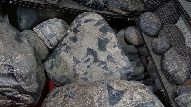 Камни Ики. Динозавры на камнях.