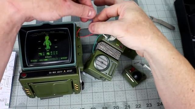 Kit Building & Weathering a Pip Boy 2000 MK VI from Fallout 76 смотреть онлайн