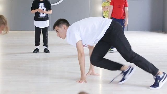 Тренер Сергей Нестеренко.Брейк Данс.Школа танцев Юлии Малиновской "Step By Step" г.Ессентуки смотреть онлайн