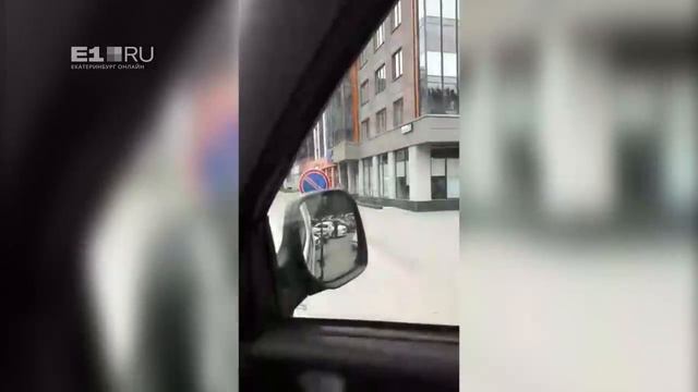 Эвакуаторщик брызнул в глаза из газового балончика хозяину машины смотреть онлайн