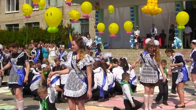 Последний звонок. Танец выпускников с первоклассниками. смотреть онлайн