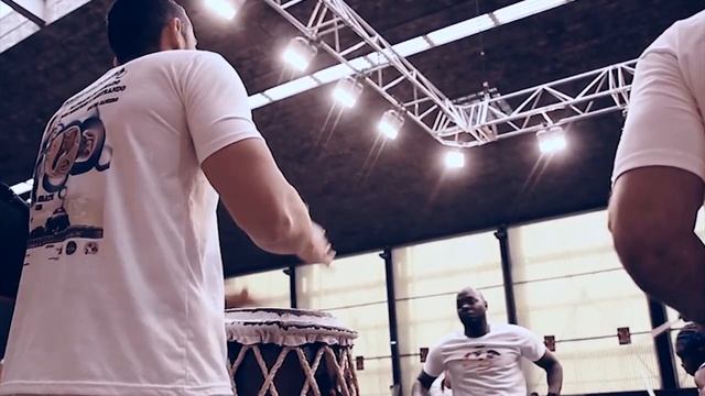 Abadá Capoeira Paris - le dépassement de soi смотреть онлайн
