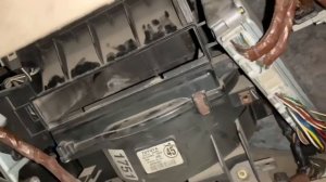 Замена салонного фильтра на Toyota Avensis T250