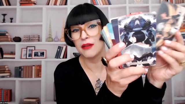 Healing Trauma with Tarot & Suggested Decks to Use by a Psychologist! смотреть онлайн