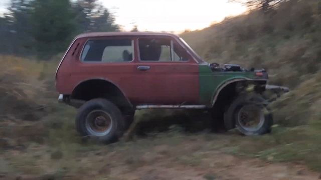 Что если скрестить Ниву и УАЗ? Тест драйв Нивы на военных мостах. OffRoad смотреть онлайн