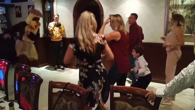 Пьяные гости ОТРЫВАЮТСЯ на КОРПОРАТИВЕ