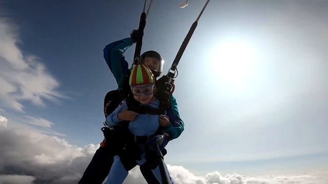 Дарья Запольнова прыгнула с парашютом со своим дедушкой. 1-й прыжок с парашютом! смотреть онлайн