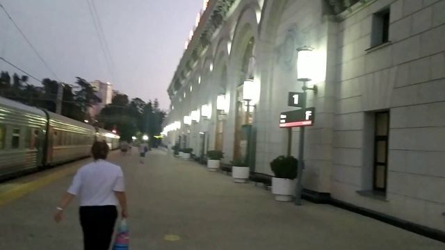 Сочи. Поезд №113/114 Санкт-Петербург - Адлер прибыл на станцию Сочи / Russia, Sochi Railway Station смотреть онлайн
