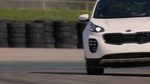 En piste avec le Kia Sportage et le Mazda CX-5 смотреть онлайн