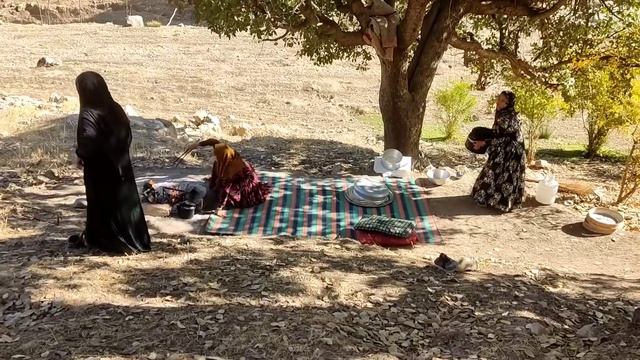 Wild survival in the mountains of Iran, baking delicious bread.Tayyaba family смотреть онлайн