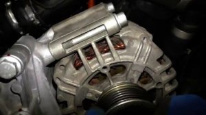 проверка обгонной муфты со снятым ремнем генератора,  муфта рабочая, но уже шумит