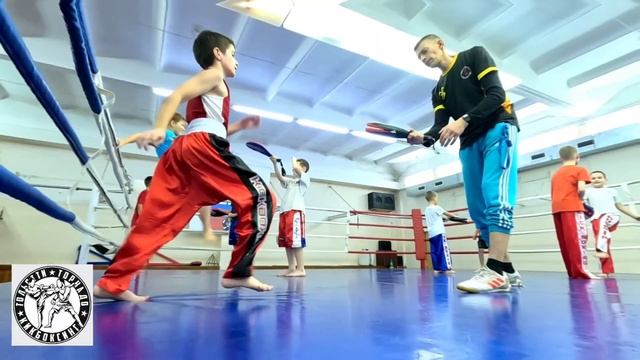 Кикбоксинг. Тренировка под ноги. Перескоки, Хай-кик. смотреть онлайн