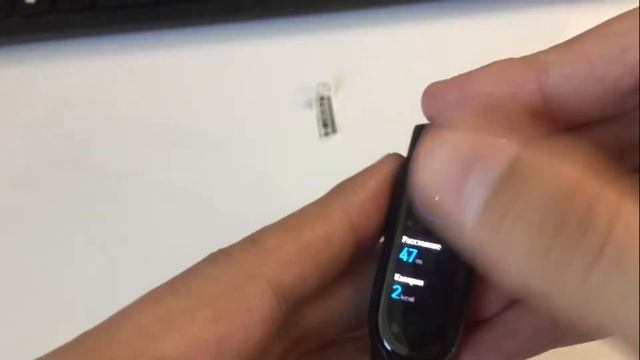 Клею защитную наклейку на экран Xiaomi Mi Band 5 - надёжная защита или ерунда? смотреть онлайн