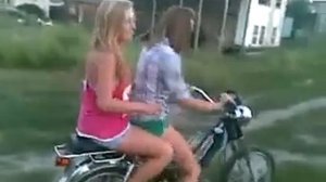 девушки на мопеде  газуют, ПРИКОЛ