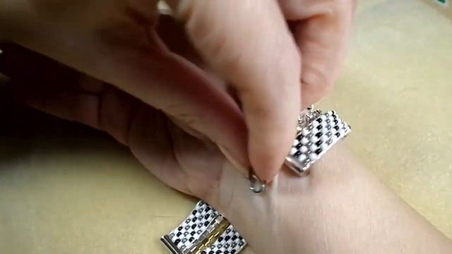 Как легко застегнуть замочек на браслете? смотреть онлайн