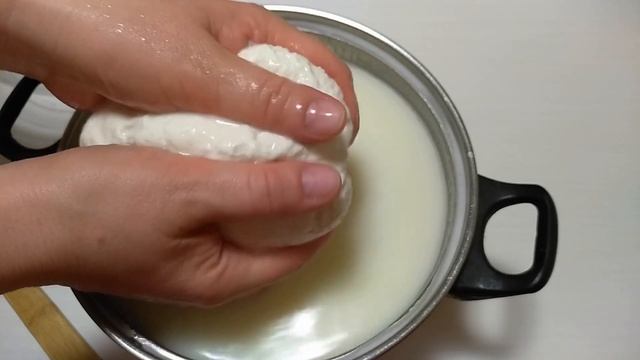 СЫР МОЦАРЕЛЛА В ДОМАШНИХ УСЛОВИЯХ ЛЕГКО И ПРОСТО ИЗ ДВУХ ИНГРЕДИЕНТОВ Домашняя моцарелла на раз два смотреть онлайн