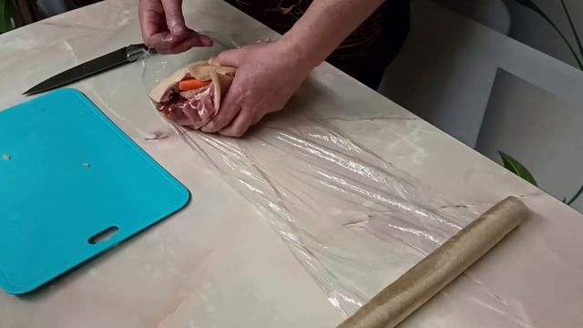 Свиная рулька с куриной грудкой в собственном соку/Рулет из свиной рульки смотреть онлайн