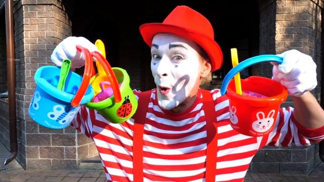 Куклы в видео для детей - Беби Бон лепит куличики! - Весёлые игры с Baby Born в песочнице. смотреть онлайн