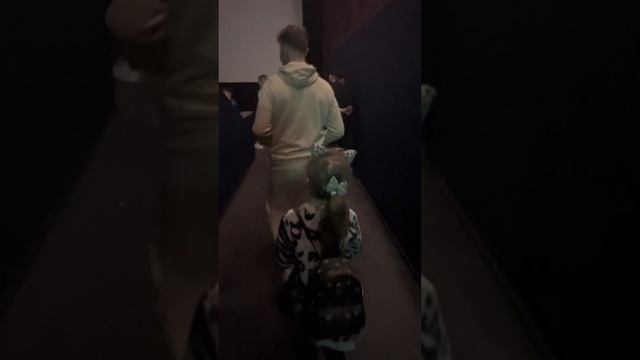 The Kim Family goes to see Puss in boots at Vue. смотреть онлайн