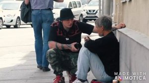 Эдвард Бил помогает бабушек