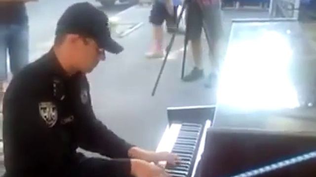 Полицейский красиво играет на пианино NEWS смотреть онлайн