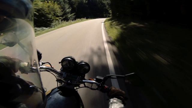 Pushing the SUZUKI GS500 on a late summer rideout | 4K | pure Takkoni exhaust sound смотреть онлайн