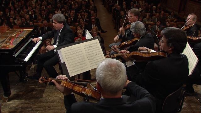 Beethoven: Piano concerto no. 2 in B-flat major, op. 19 | Rudolf Buchbinder & Wiener Philharmoniker смотреть онлайн
