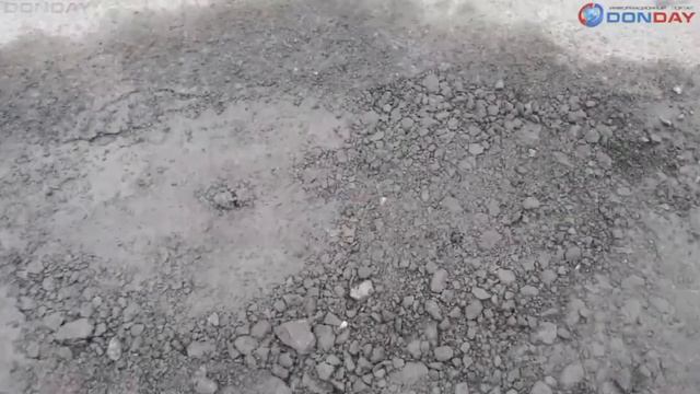 Землей латают ямы на дорогах . В Новочеркасске, Donday смотреть онлайн