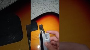 Как  вытащить пин из гитары при замене струн?(без спец инструмента)