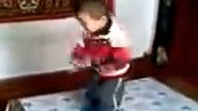 Малчик танцует клёво на индийскую песню\indian dance смотреть онлайн