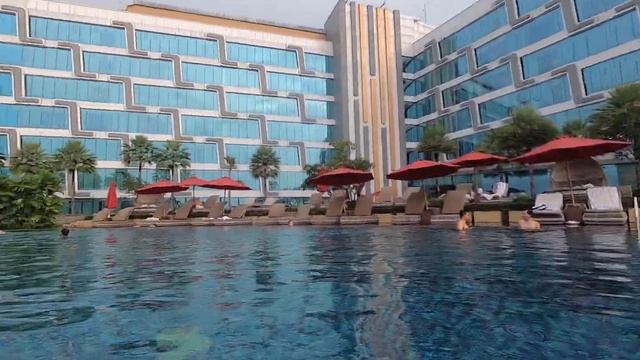 Yogyakarta Marriott Hotel : Outdoor Infinity Pool смотреть онлайн