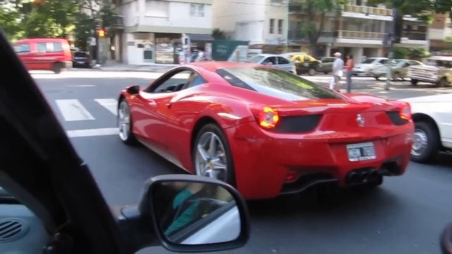 Ferrari 458 Italia en Buenos Aires, Argentina. (el audio satura) смотреть онлайн