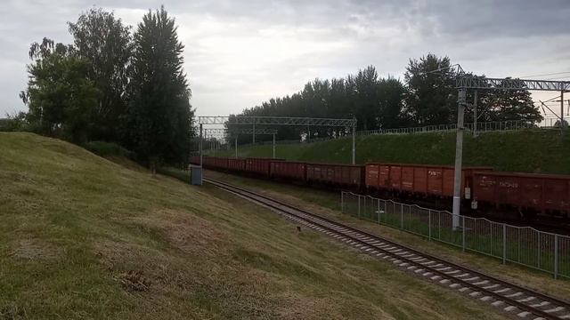 Тепловоз 2М62-0882 с "передачкой" на перегоне Минск-Южный - Колядичи. смотреть онлайн