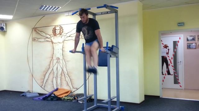 Подъёмы ног через стороны на брусьях.Sliderlife.ru смотреть онлайн