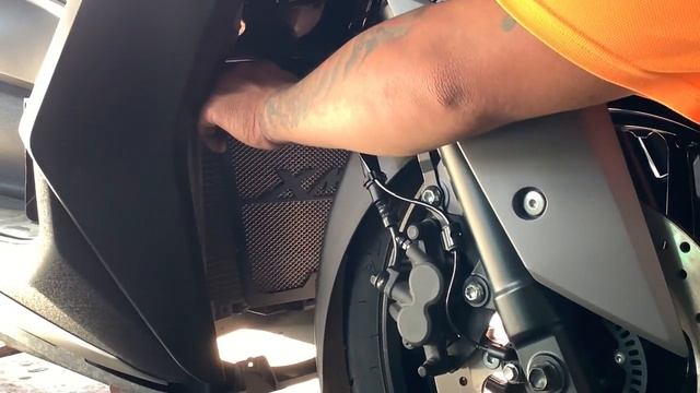 YAMAHA XMAX 300|RADIATOR COVER CHANGE смотреть онлайн