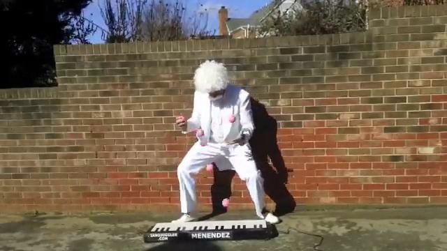 Worlds Fastest Piano Juggler Part 8 Christmas смотреть онлайн