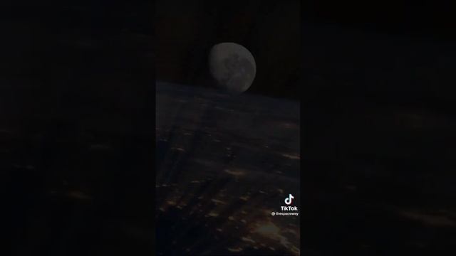 НЕ ОБЫЧНЫЙ СОСТАВ АТМОСФЕРЫ ЛУНЫ ?? смотреть онлайн