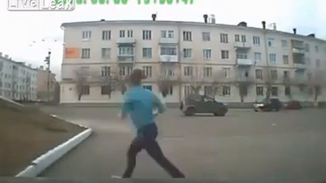Мотоцикл протаранил джип на огромной скорости смотреть онлайн