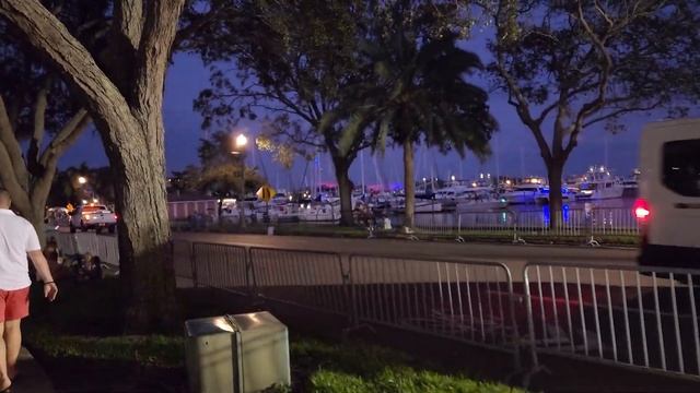 США Ночной Saint Petersburg Флорида / Рождественский парад / Безлемитная еда USA смотреть онлайн