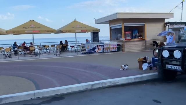 Крым. Посмотрите, сколько отдыхающих в Алуште. Бархатный сезон. смотреть онлайн