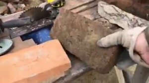 Дорожка из кирпича между грядок