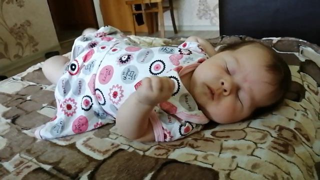 Моя малышка Лора улыбается 👌😍 ей месяц... смотреть онлайн