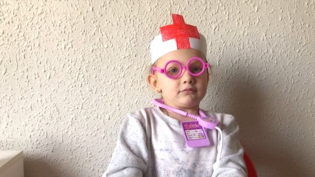 Арина делает УКОЛЫ огромным шприцом. Доктор Pro Arina и самый БОЛЮЧИЙ УКОЛ. Мультики про уколы смотреть онлайн