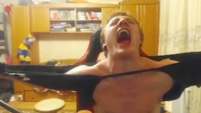 КАК ♂️НАСТОЯЩИЕ МУЖИКИ♂️ РВУТ ФУТБОЛКИ смотреть онлайн