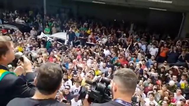 TCHAU LULA!!! CHEGADA ÉPICA DO BOLSONARO EM CURITIBA смотреть онлайн
