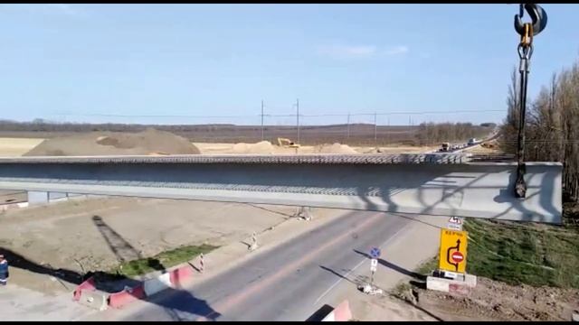 МОНТАЖ ЖЕЛЕЗОБЕТОННЫХ БАЛОК/МОСТ СТАНОВИТСЯ МОСТОМ/ОПОРЫ МОСТА СОЕДИНЯЮТСЯ смотреть онлайн