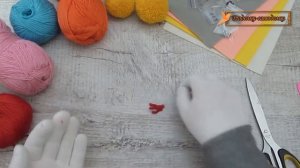 Игрушки своими руками/ Как сделать игрушки из ниток для вязания/ Поделки из помпонов.