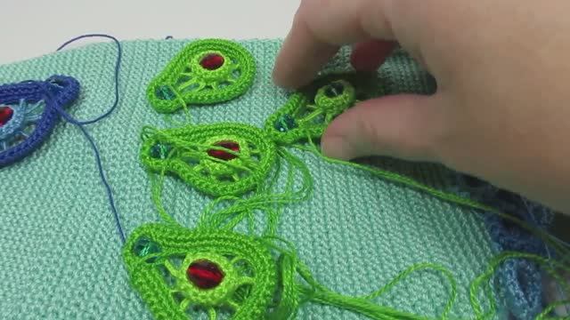 Раскладываю детали на вязаной крючком сумке "Рыбка" смотреть онлайн