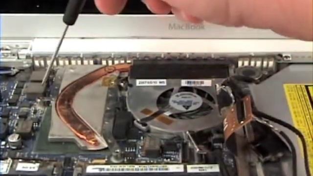Macbook 13" Repair - Fan Removal смотреть онлайн